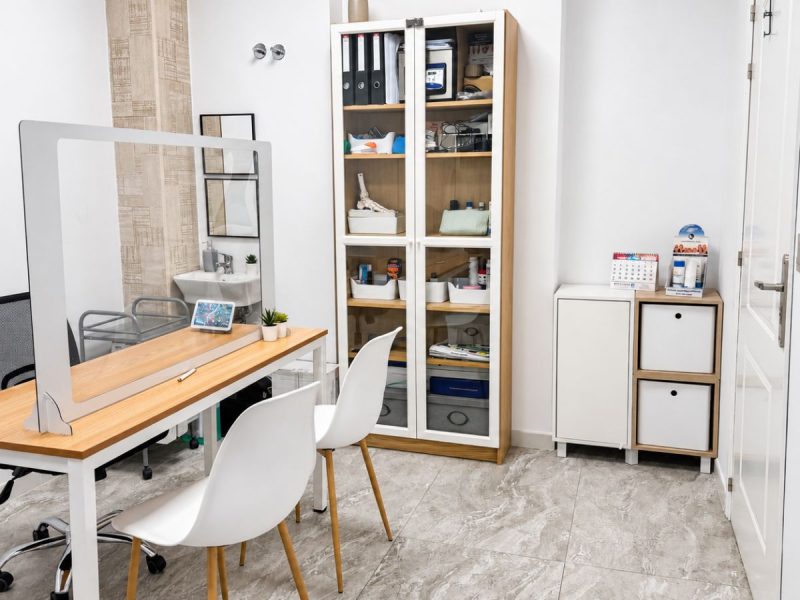 Consulta polivalente con mesa y material médico